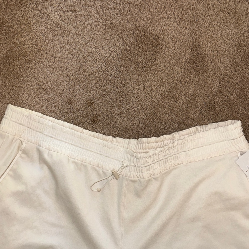 Athleta Cream Triumph Hybrid Wide Crop 2x NWT - Picture 4 of 7